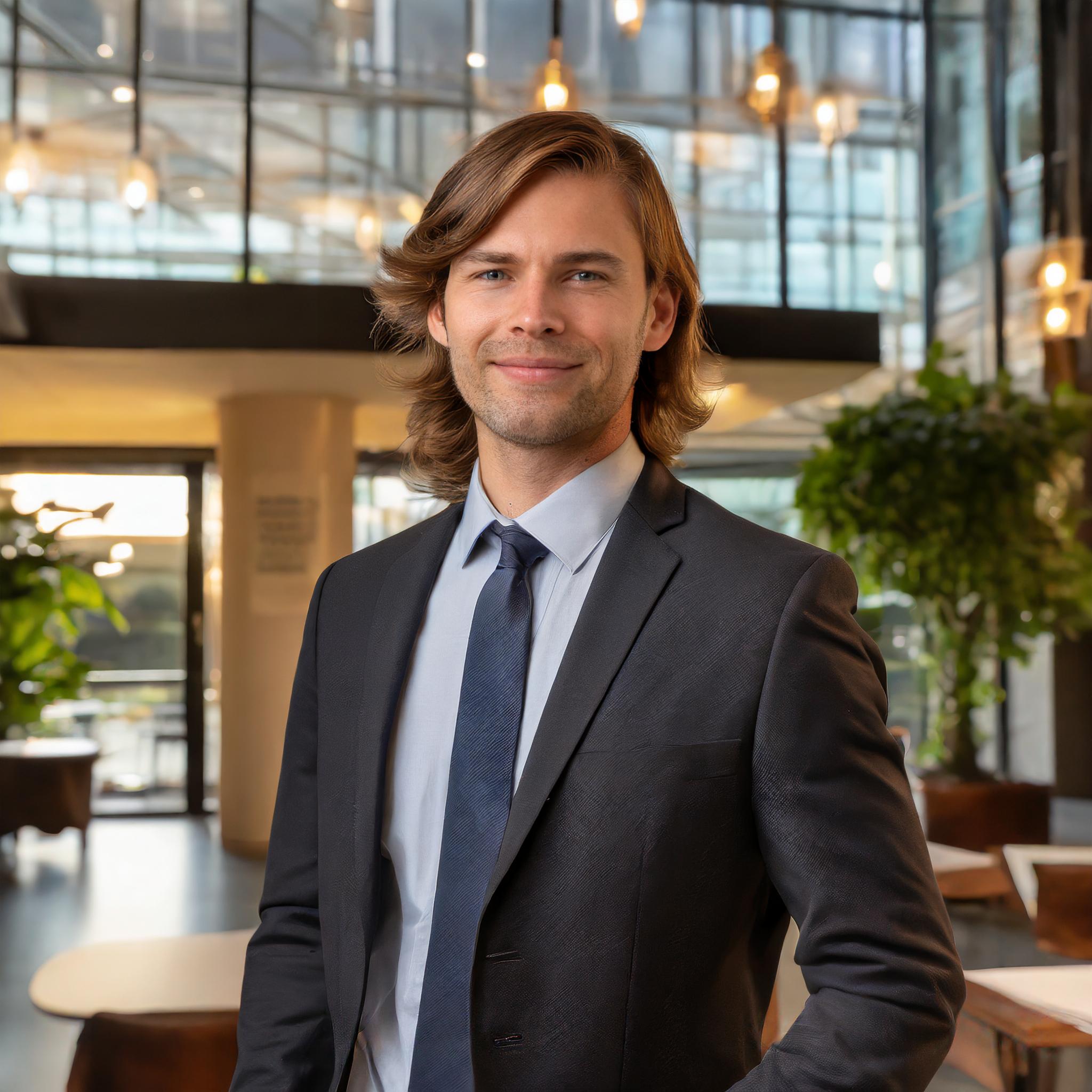 freundlicher Mann im Anzug, Bürohintergrund